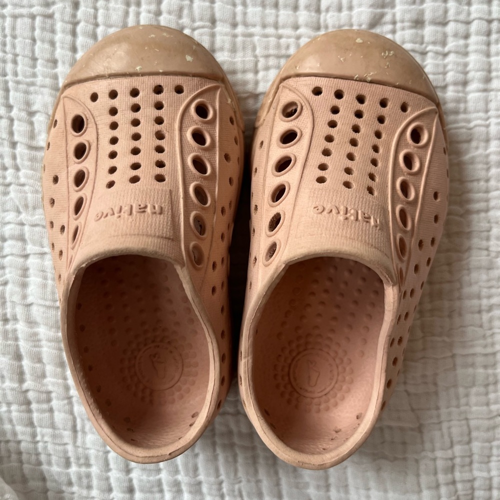 Native shoes- pink with small white flecks- great used condition - size c4 - Picture 1 of 3
